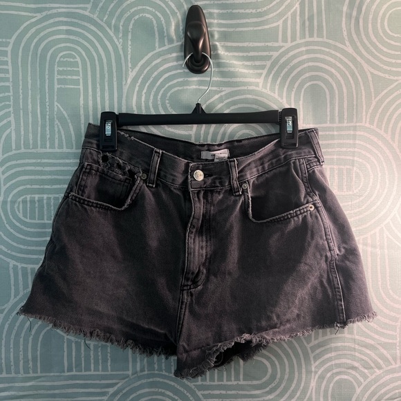 Forever 21 Charcoal Distressed Denim Shorts – Size 30 (Medium) - Picture 4 of 4